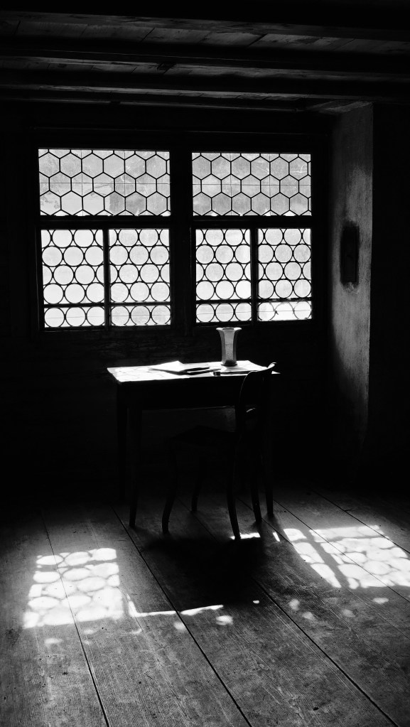 Lovely light floods in through the windowpanes.